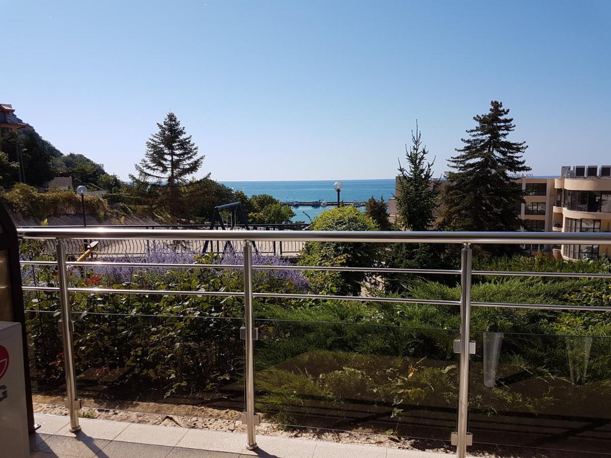 Family Hotel Venera Kavarna Exterior photo